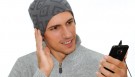 Il cappello con gli auricolari integrati