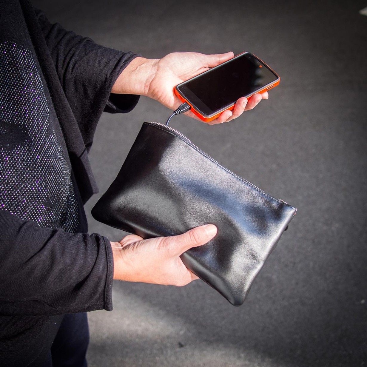 La borsetta caricabatteria per smartphone