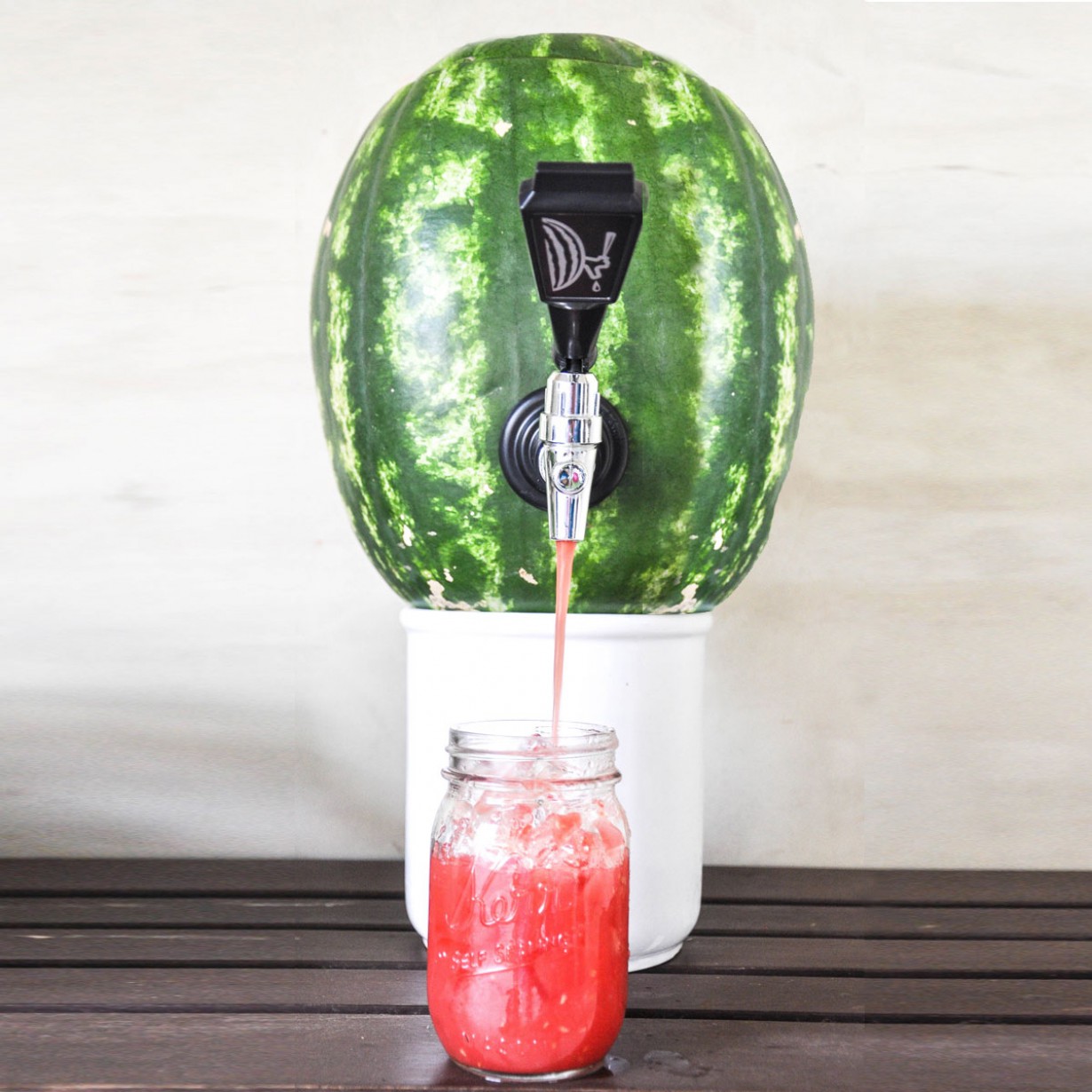 Un'anguria come dispenser